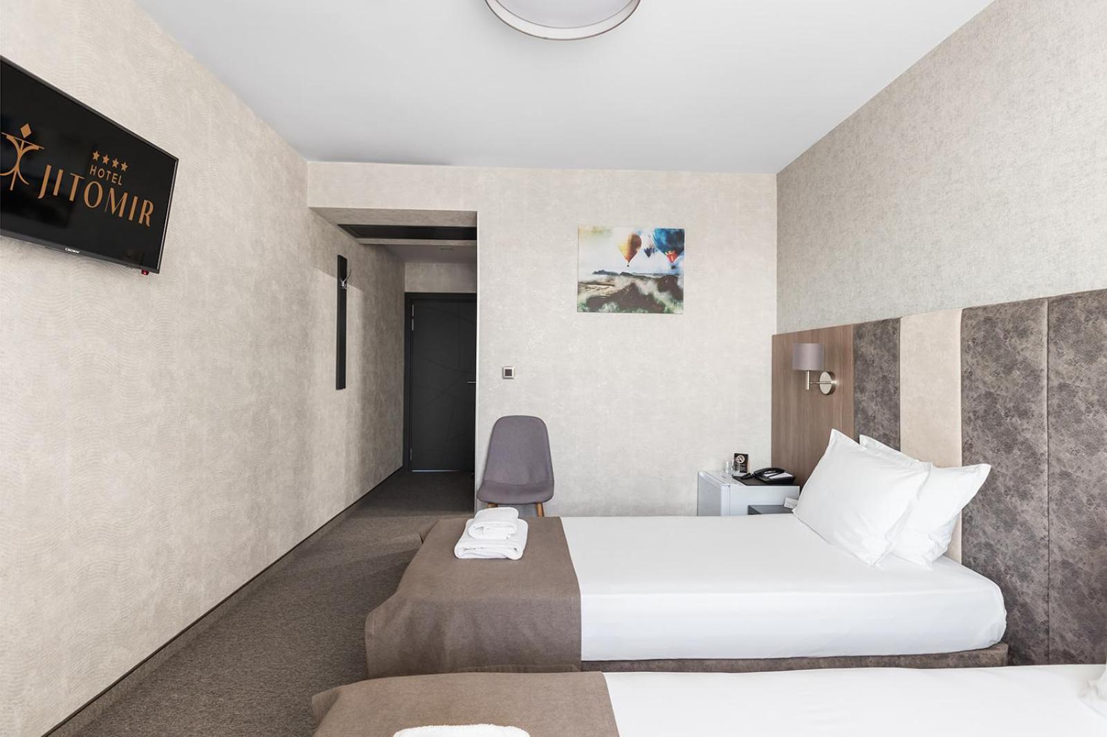 Jitomir Hotel มอนตานา ภายนอก รูปภาพ